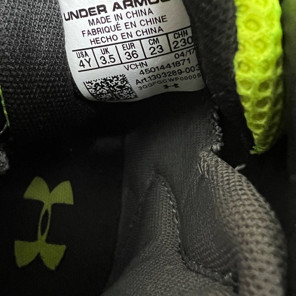 Under armour basketball shoes (grade school size 4) - Picture 4 of 4